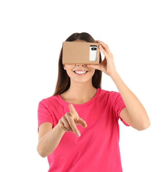 Jovem Usando Cartão Realidade Virtual Headset Isolado Branco — Fotografia de Stock