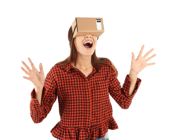 Молода Жінка Використовуючи Картонну Гарнітуру Віртуальної Реальності Ізольована Білому — стокове фото