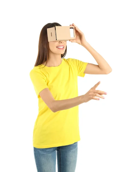 Jovem Usando Cartão Realidade Virtual Headset Isolado Branco — Fotografia de Stock