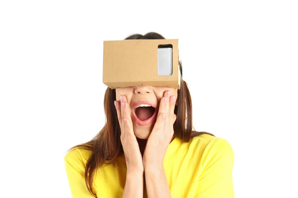 Junge Frau Mit Virtual Reality Headset Aus Pappe Isoliert Auf — Stockfoto