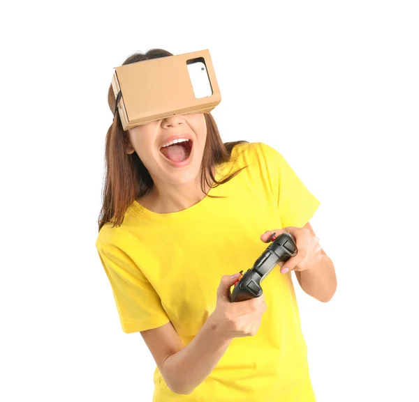 Jovem Usando Cartão Realidade Virtual Headset Isolado Branco — Fotografia de Stock