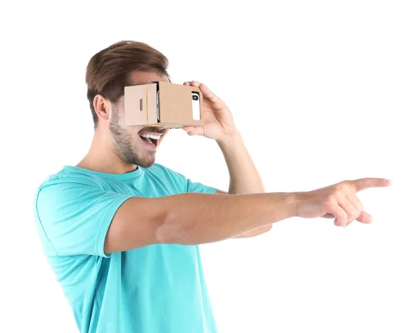 Homem Jovem Usando Papelão Realidade Virtual Headset Isolado Branco — Fotografia de Stock