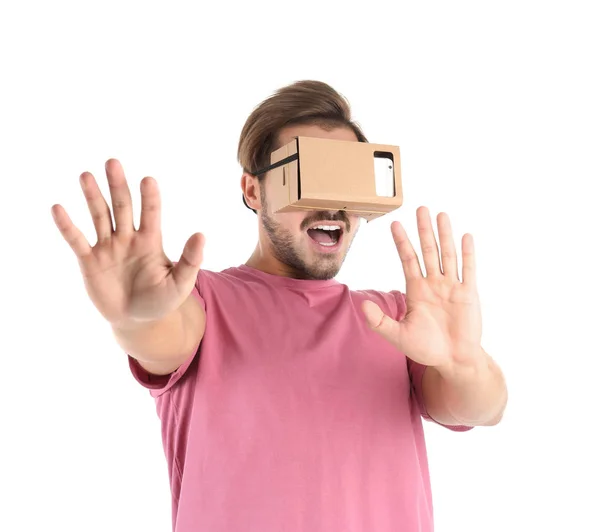 Homem Jovem Usando Papelão Realidade Virtual Headset Isolado Branco — Fotografia de Stock