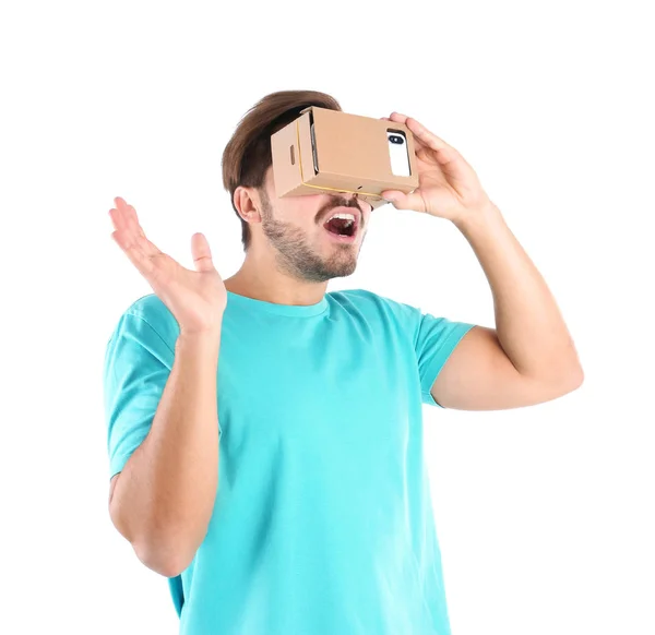 Junger Mann Mit Virtual Reality Headset Aus Pappe Isoliert Auf — Stockfoto