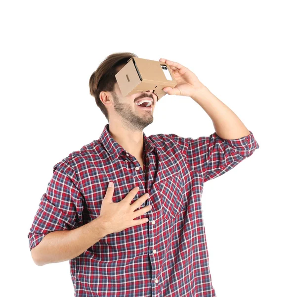 Homem Jovem Usando Papelão Realidade Virtual Headset Isolado Branco — Fotografia de Stock