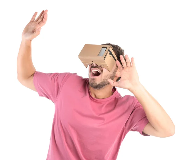 Молодой Человек Картонной Гарнитурой Виртуальной Реальности Изолированный Белом — стоковое фото