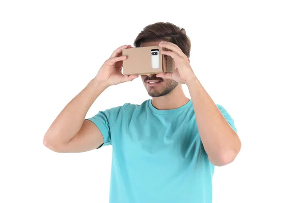 Homem Jovem Usando Papelão Realidade Virtual Headset Isolado Branco — Fotografia de Stock