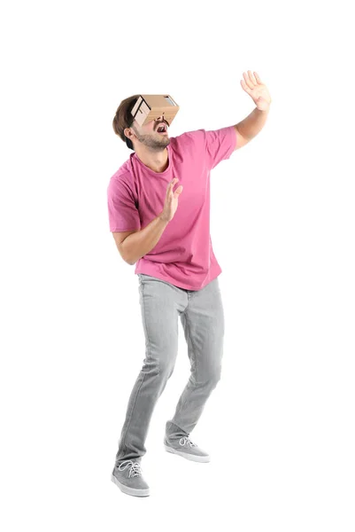 Junger Mann Mit Virtual Reality Headset Aus Pappe Isoliert Auf — Stockfoto