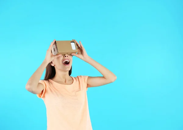 Jovem Usando Papelão Realidade Virtual Headset Fundo Cor Espaço Para — Fotografia de Stock