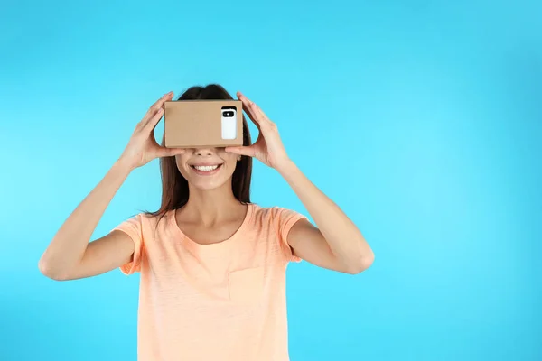Jovem Usando Papelão Realidade Virtual Headset Fundo Cor Espaço Para — Fotografia de Stock