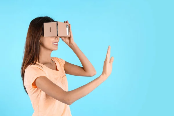 Jovem Usando Papelão Realidade Virtual Headset Fundo Cor Espaço Para — Fotografia de Stock