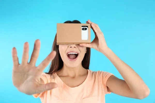Jovem Mulher Usando Papelão Realidade Virtual Fone Ouvido Fundo Cor — Fotografia de Stock