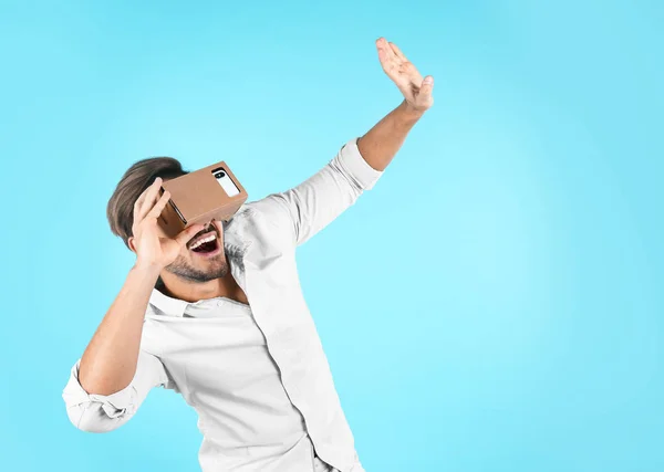Homem Jovem Usando Cartão Headset Realidade Virtual Fundo Cor Espaço — Fotografia de Stock