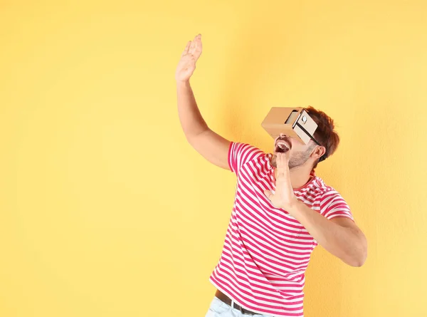 Homem Jovem Usando Cartão Headset Realidade Virtual Fundo Cor Espaço — Fotografia de Stock