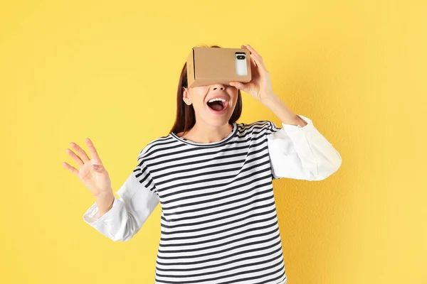 Jovem Mulher Usando Papelão Realidade Virtual Fone Ouvido Fundo Cor — Fotografia de Stock