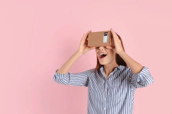 Νεαρή Γυναίκα Χρησιμοποιώντας Χαρτόνι Εικονικής Πραγματικότητας Έγχρωμο Φόντο Χώρο Για — Φωτογραφία Αρχείου