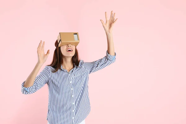 Jovem Usando Papelão Realidade Virtual Headset Fundo Cor Espaço Para — Fotografia de Stock