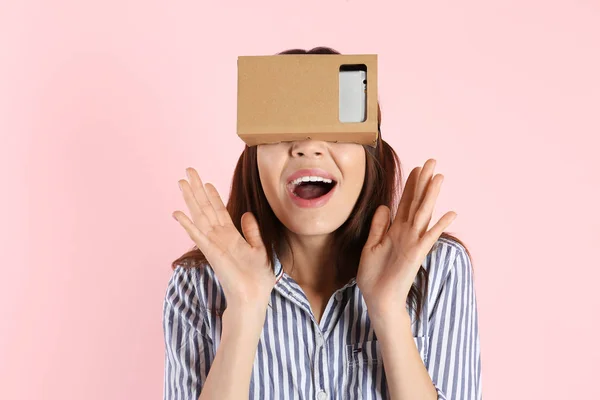 Jovem Mulher Usando Papelão Realidade Virtual Fone Ouvido Fundo Cor — Fotografia de Stock