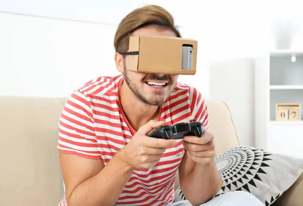 Junger Mann Benutzt Virtual Reality Headset Aus Pappe Hause — Stockfoto