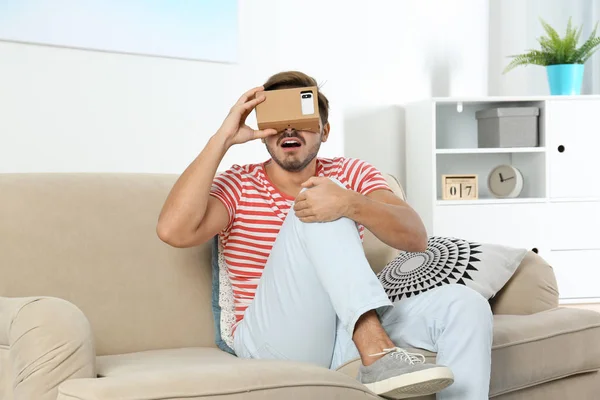 Jovem Usando Headset Realidade Virtual Papelão Casa — Fotografia de Stock