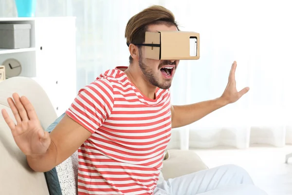 Jeune Homme Utilisant Casque Réalité Virtuelle Carton Maison — Photo