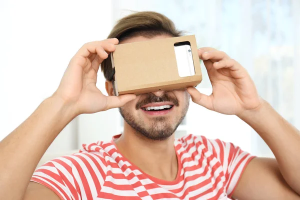 Jovem Usando Headset Realidade Virtual Papelão Casa — Fotografia de Stock