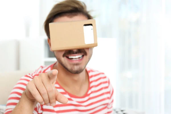 Молодой Человек Использует Картонные Гарнитуры Виртуальной Реальности Дома — стоковое фото