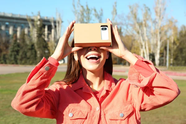 Jovem Mulher Usando Papelão Realidade Virtual Headset Livre — Fotografia de Stock