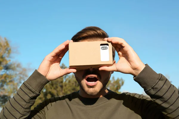 Jovem Usando Papelão Realidade Virtual Headset Livre — Fotografia de Stock