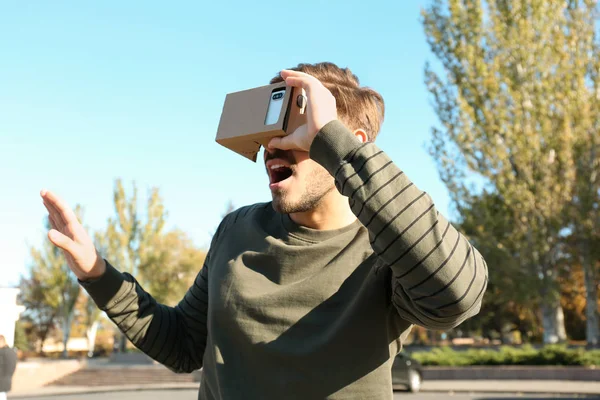Jovem Usando Papelão Realidade Virtual Headset Livre — Fotografia de Stock