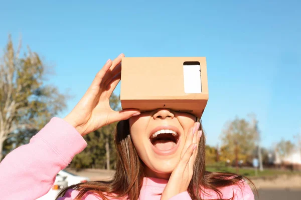 Jovem Mulher Usando Papelão Realidade Virtual Headset Livre — Fotografia de Stock