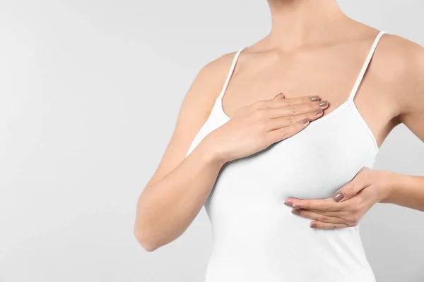 Mujer Revisando Pecho Sobre Fondo Blanco Primer Plano — Foto de Stock