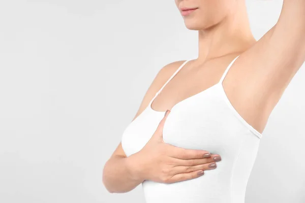 Kvinna Kontrollera Hennes Bröst Vit Bakgrund Närbild Utrymme För Text — Stockfoto
