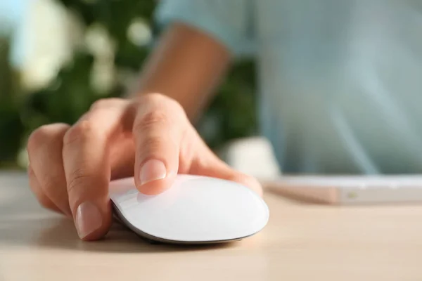 Frau Mit Computermaus Tisch Nahaufnahme — Stockfoto