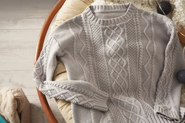 아늑한 거실에 안락의 따뜻한 스웨터 — 스톡 사진