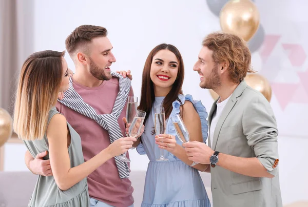 Glada Vänner Med Champagne Glasen Hemma — Stockfoto