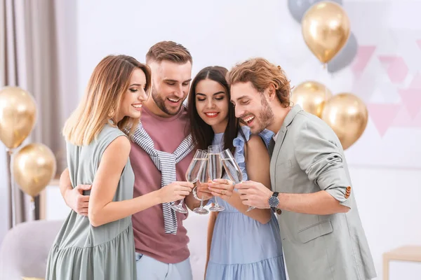Happy Přátelé Šampaňským Brýlích Doma — Stock fotografie