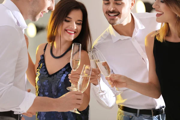 Amigos Tintineando Copas Con Champán Fiesta Interior — Foto de Stock