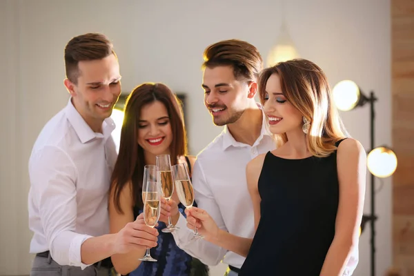 Amigos Tintineando Copas Con Champán Fiesta Interior — Foto de Stock