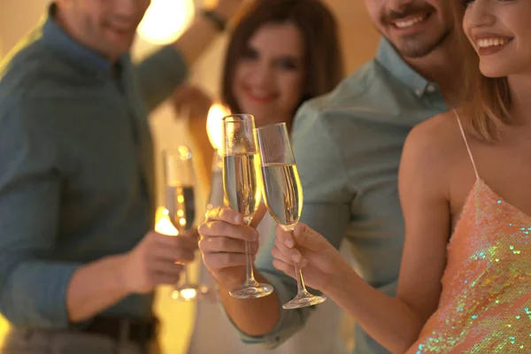 Vrienden Rammelende Bril Met Champagne Feestje Binnenshuis — Stockfoto