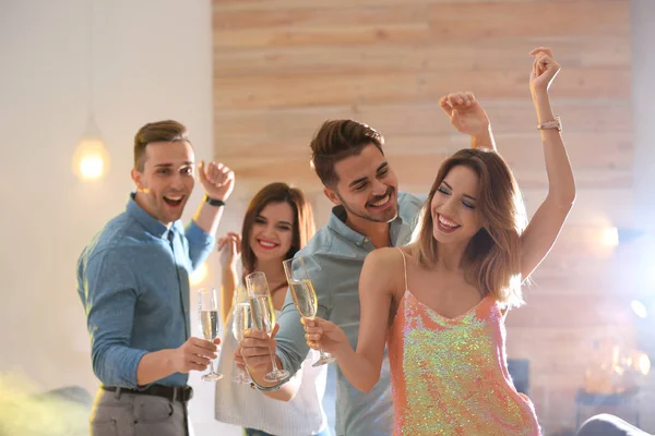 Gelukkige Vrienden Met Champagne Glazen Partij Binnenshuis — Stockfoto