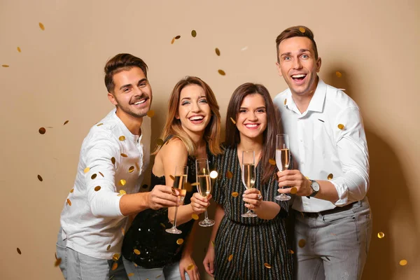 Retrato Amigos Felizes Com Champanhe Copos Confete Sobre Fundo Cor — Fotografia de Stock