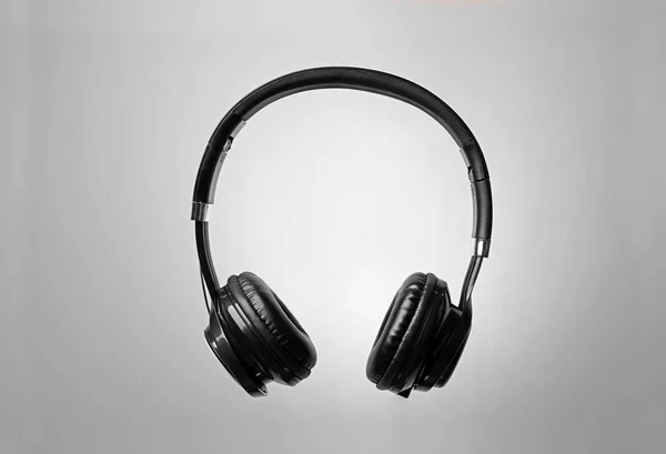 Headphones Modernos Elegantes Com Auriculares Fundo Cor — Fotografia de Stock