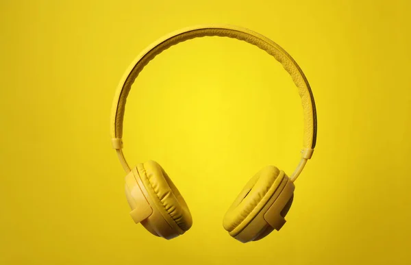 Stilvolle Moderne Kopfhörer Mit Ohrenschützer Auf Farbigem Hintergrund — Stockfoto