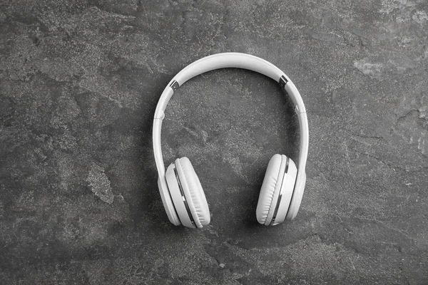 Casques Modernes Élégants Sur Fond Béton Vue Dessus — Photo