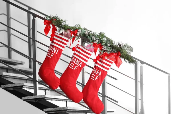 Rote Weihnachtsstrümpfe Mit Geschenkboxen Die Treppengeländer Hängen Drinnen Festlicher Innenraum — Stockfoto