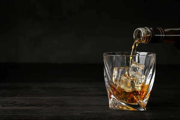 Nalil Whisky Láhve Sklenice Ledem Stole Prostor Pro Text — Stock fotografie