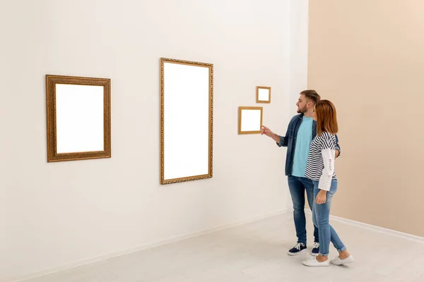 Paar Expositie Galerie Van Moderne Kunst Bekijken — Stockfoto