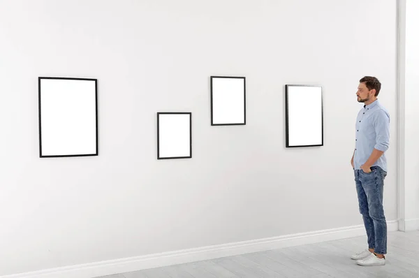 Man Die Bekeken Expositie Galerie Van Moderne Kunst — Stockfoto