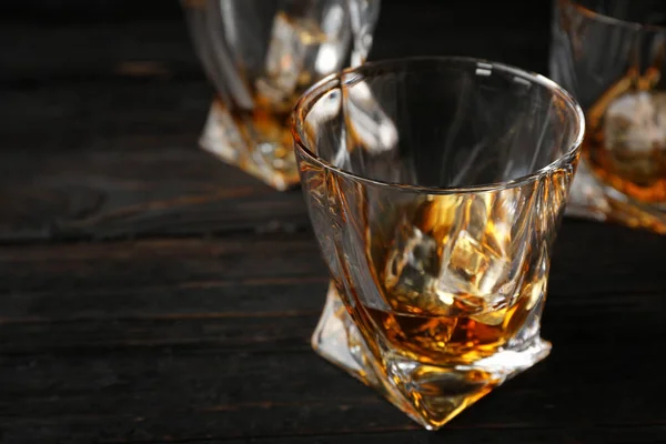 Whisky Doré Verre Avec Glaçons Sur Table Bois Espace Pour — Photo